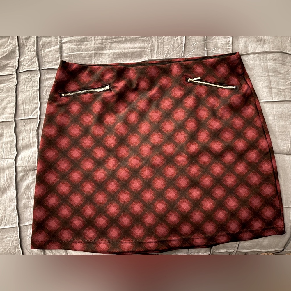 Maurice’s skirt with elastic waist.